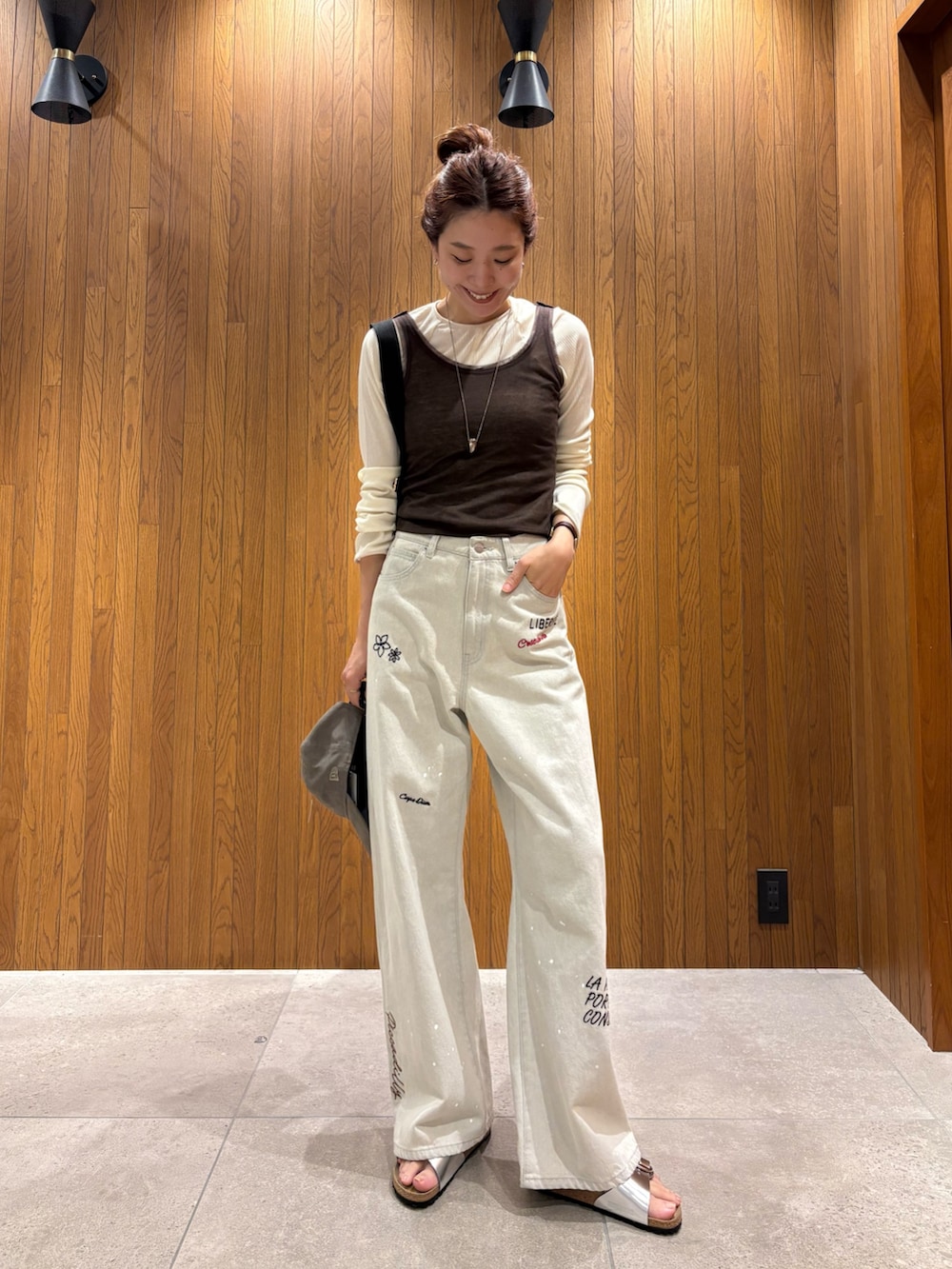 ブラウン系のTシャツ/カットソー、ホワイト系のTシャツ/カットソー、シルバー系のサンダルを着用したレディースの秋コーディネートの6枚目の写真