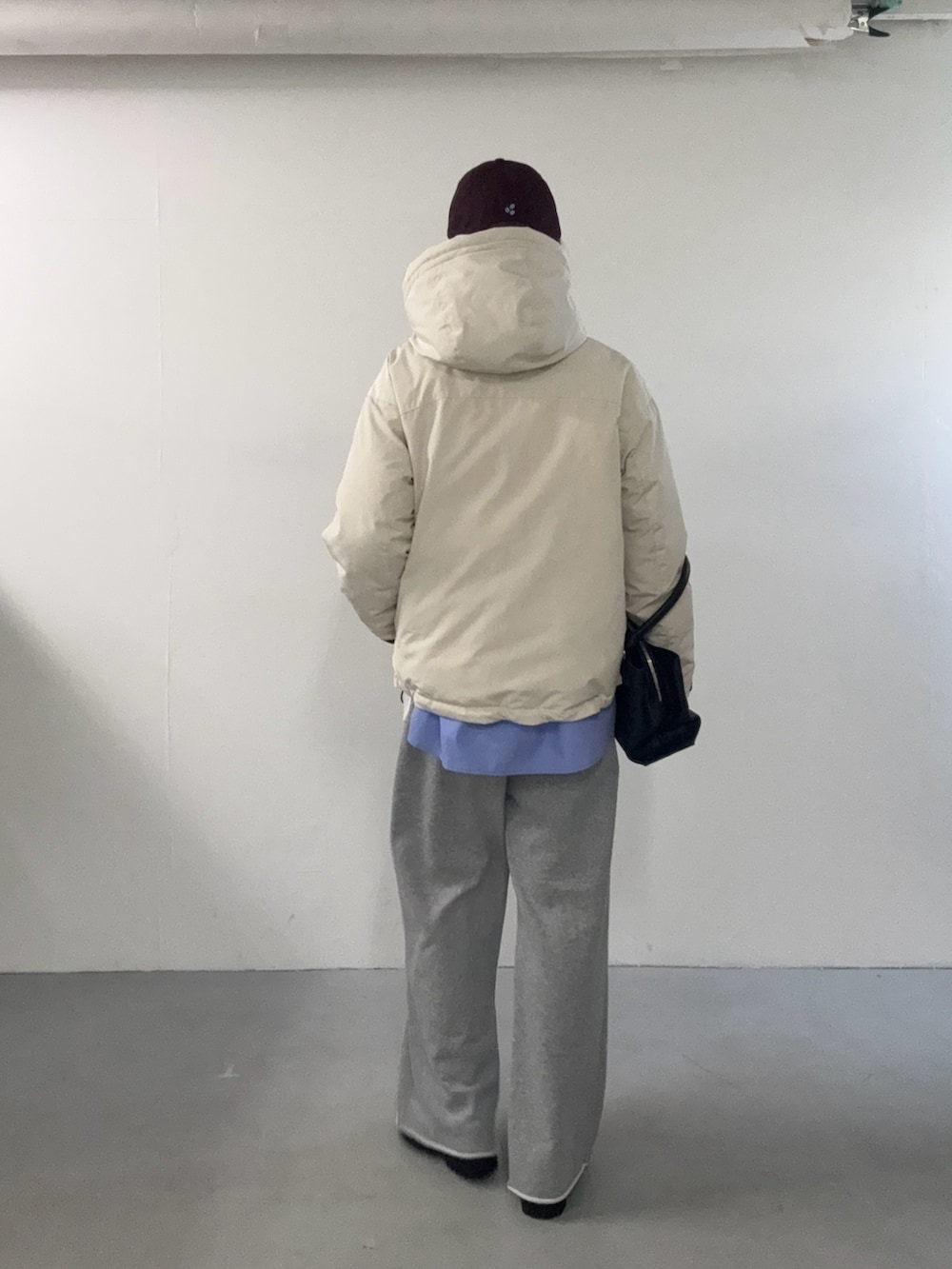 ブルー系のシャツ/ブラウス、グレー系のその他パンツ、ブラック系のローファーを着用したレディースの夏コーディネートの8枚目の写真