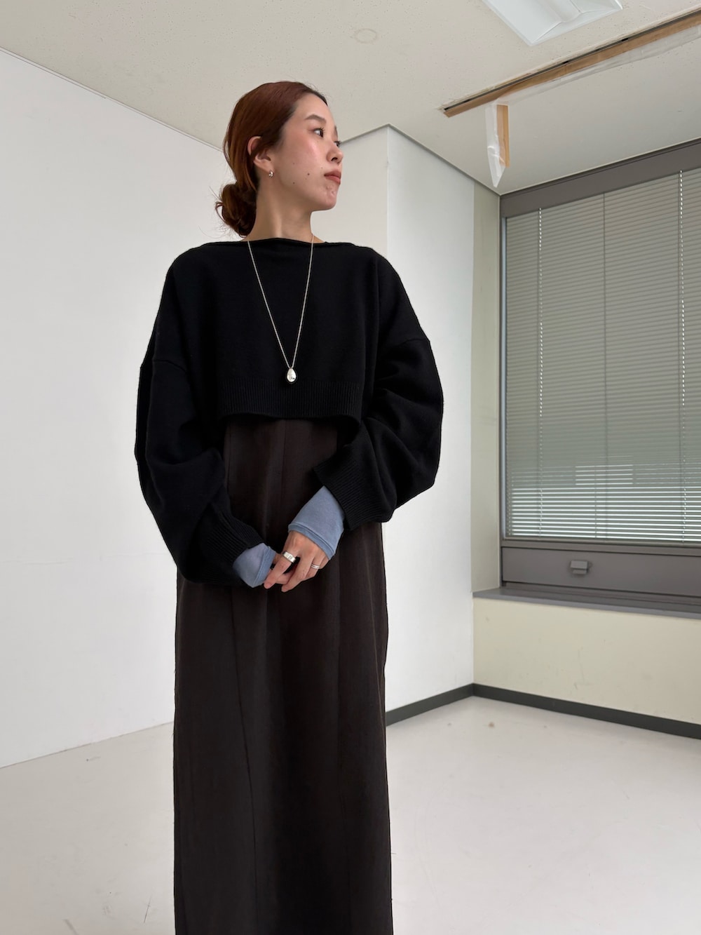 ブラウン系のワンピース、ブルー系のTシャツ/カットソー、ブラック系のニット/セーターを着用したレディースの秋コーディネートの8枚目の写真