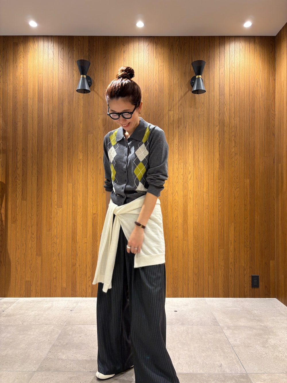 ホワイト系のスニーカー、ベージュ系のその他アウター、グレー系のニット/セーターを着用したレディースの秋コーディネートの8枚目の写真