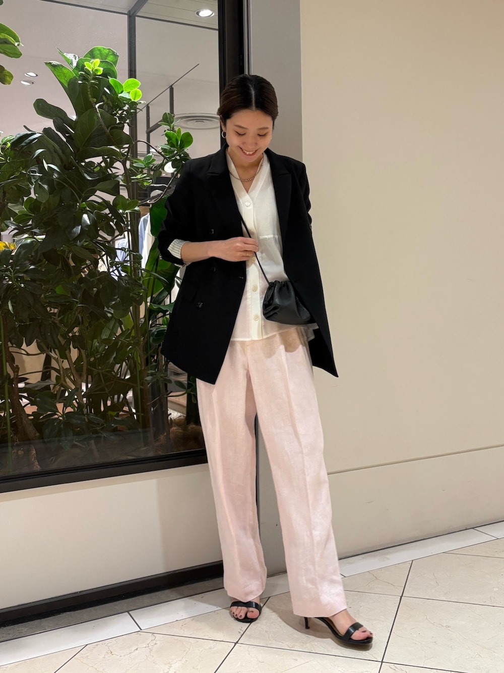 ブラック系のその他アウター、ピンク系のその他パンツ、ブラック系のショルダーバッグを着用したレディースの春コーディネートの5枚目の写真