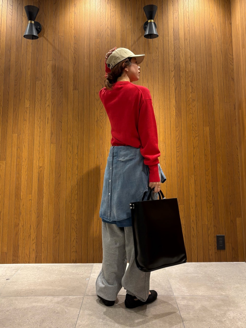 グレー系のその他アウター、ブルー系のシャツ/ブラウス、グレー系のその他パンツを着用したレディースの秋コーディネートの5枚目の写真