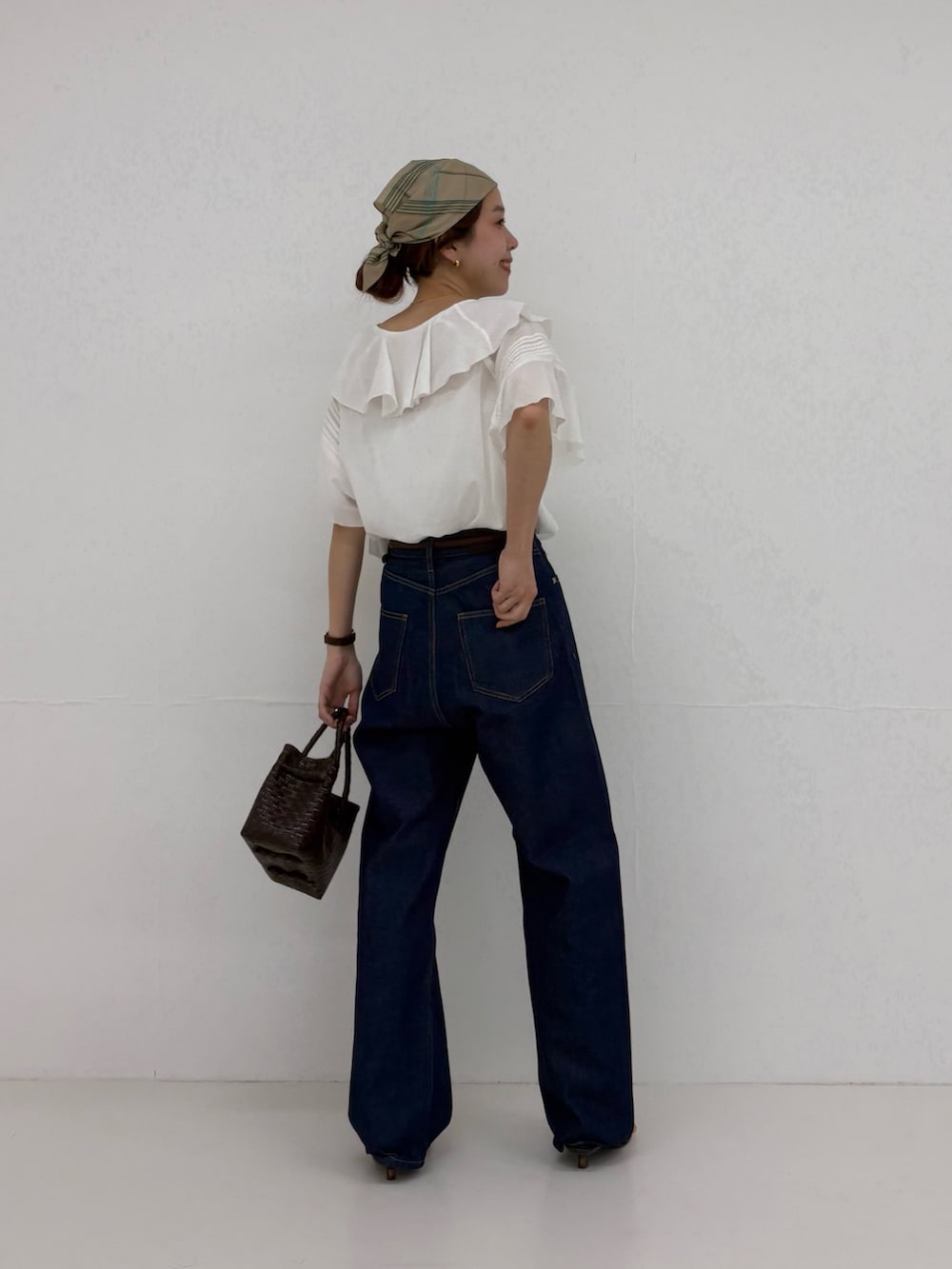 ホワイト系のシャツ/ブラウス、ブルー系のデニムパンツ、ブラウン系のトートバッグを着用したレディースの夏コーディネートの5枚目の写真