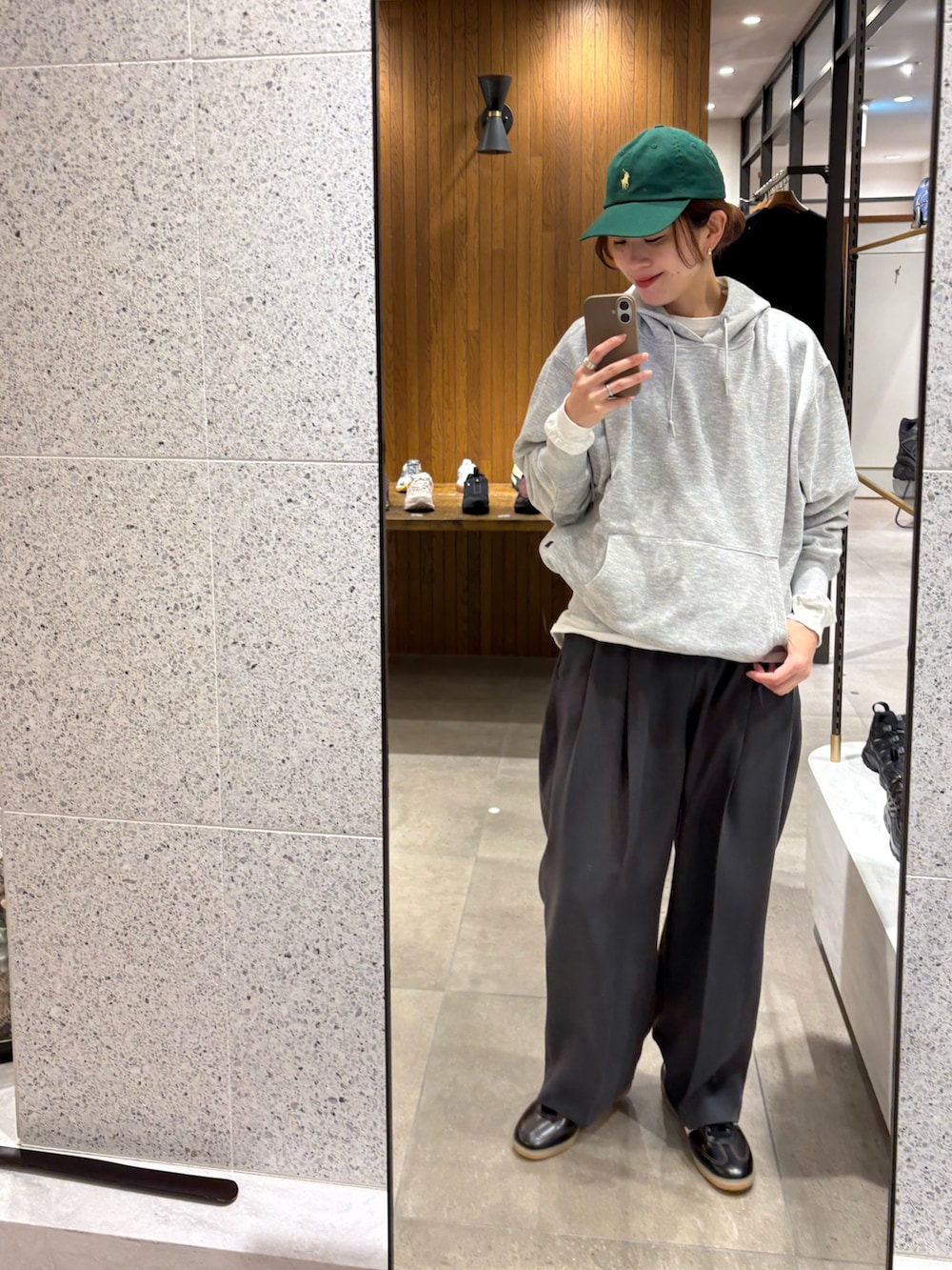 ブラック系のその他アウター、グレー系のパーカー、グレー系のその他パンツを着用したレディースの冬コーディネートの7枚目の写真