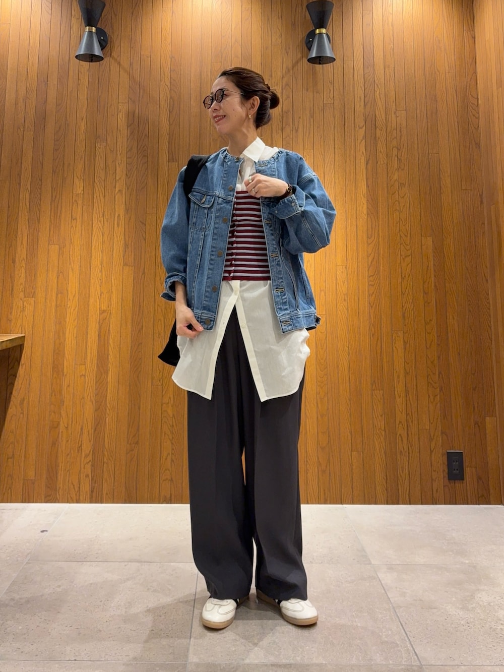 レッド系のニット/セーター、その他のシャツ/ブラウス、グレー系のその他パンツを着用したレディースの冬コーディネートの5枚目の写真