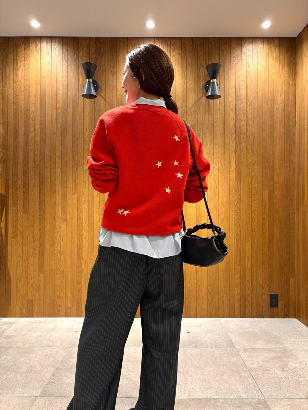 レッド系のスウェット、ブルー系のシャツ/ブラウス、その他のその他パンツを着用したレディースの秋コーディネートの7枚目の写真