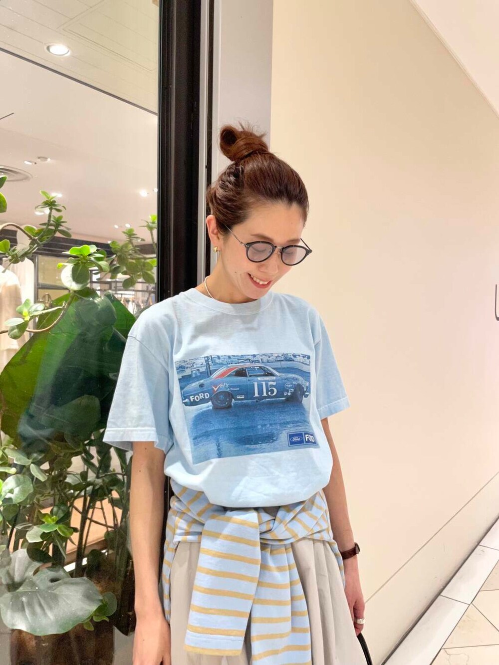 その他のTシャツ/カットソー、グレー系のスニーカー、ブルー系のTシャツ/カットソーを着用したレディースの春コーディネートの6枚目の写真