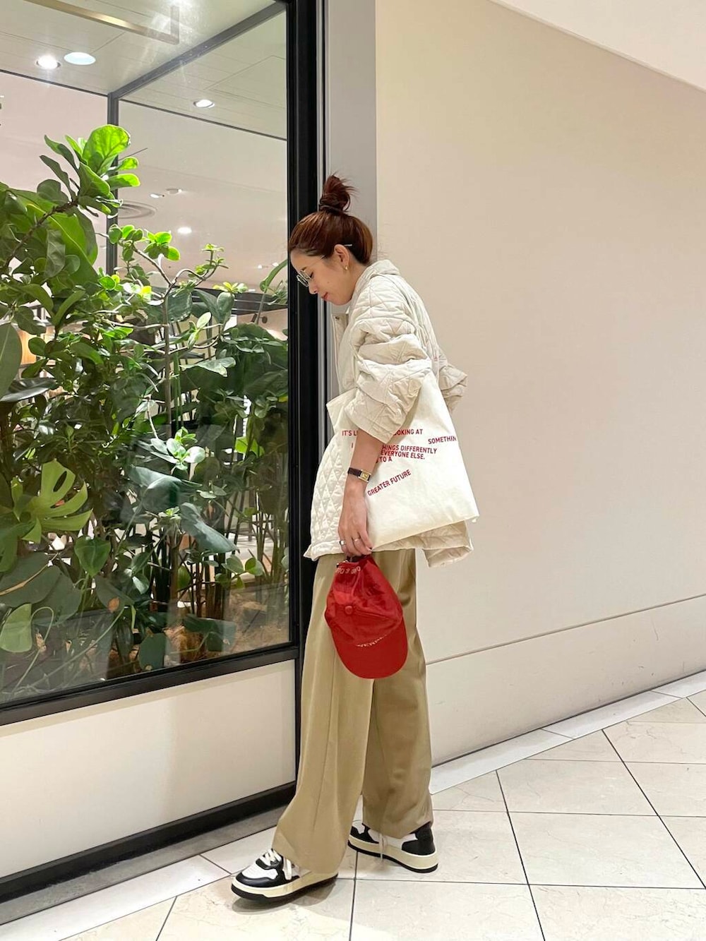 ホワイト系のTシャツ/カットソー、ホワイト系のトートバッグ、イエロー系のその他パンツを着用したレディースの秋コーディネートの3枚目の写真