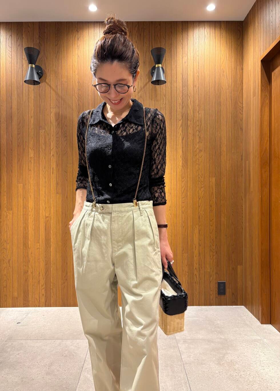 ブラック系のサンダル、ブラック系のシャツ/ブラウス、ゴールド系のネックレスを着用したレディースの夏コーディネートの7枚目の写真