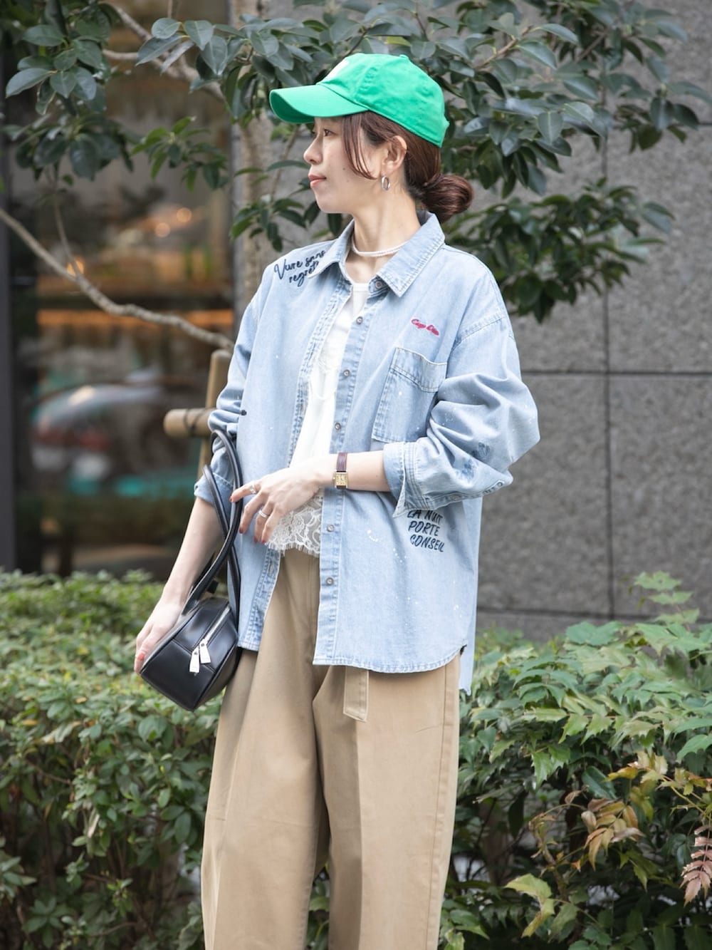 シルバー系のパンプス、ブルー系のシャツ/ブラウス、ベージュ系のその他パンツを着用したレディースの冬コーディネートの5枚目の写真