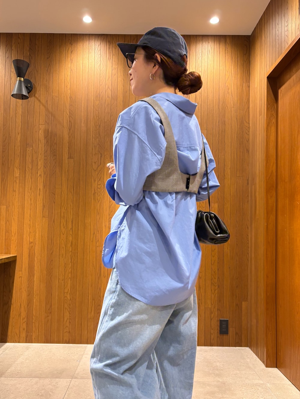 ブルー系のシャツ/ブラウス、その他のその他トップス、ブルー系のデニムパンツを着用したレディースの春コーディネートの7枚目の写真