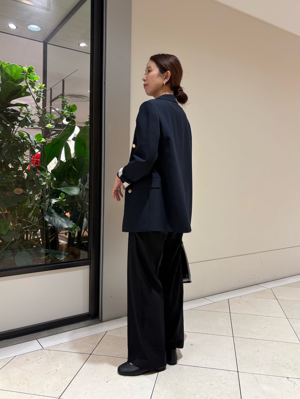 ブラック系のシャツ/ブラウス、ブラック系のその他パンツ、ブルー系のその他アウターを着用したレディースの冬コーディネートの3枚目の写真