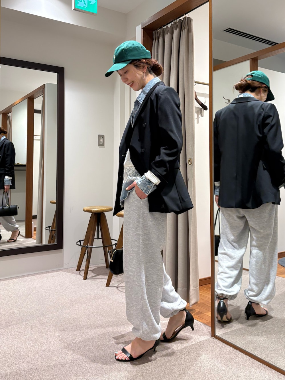 ブラック系のその他アウター、ブルー系のシャツ/ブラウス、グレー系のスウェットパンツを着用したレディースの春コーディネートの4枚目の写真