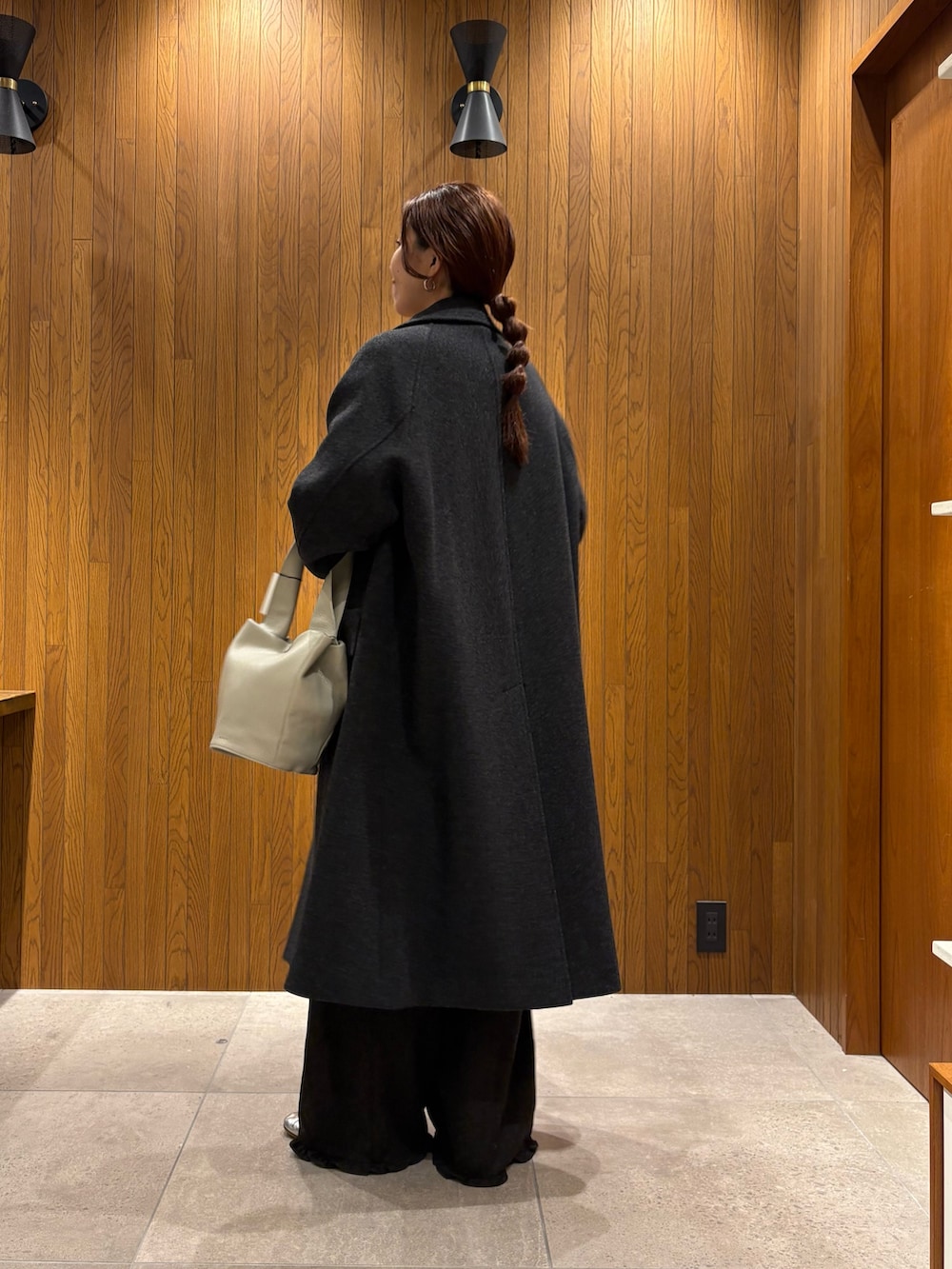 レッド系のニット/セーター、グリーン系のその他パンツ、グレー系のその他アウターを着用したレディースの秋コーディネートの9枚目の写真