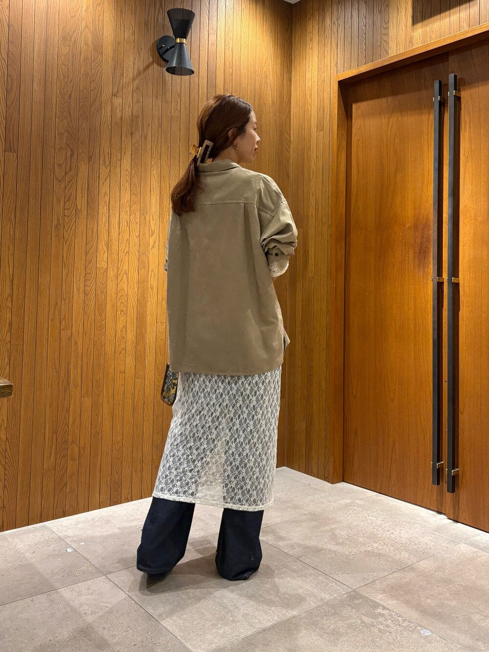 ホワイト系のワンピース、ベージュ系のシャツ/ブラウス、ゴールド系のサンダルを着用したレディースの夏コーディネートの5枚目の写真