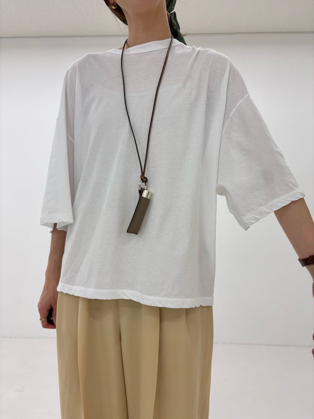 ホワイト系のTシャツ/カットソー、ベージュ系のその他パンツを着用したレディースの春コーディネートの5枚目の写真