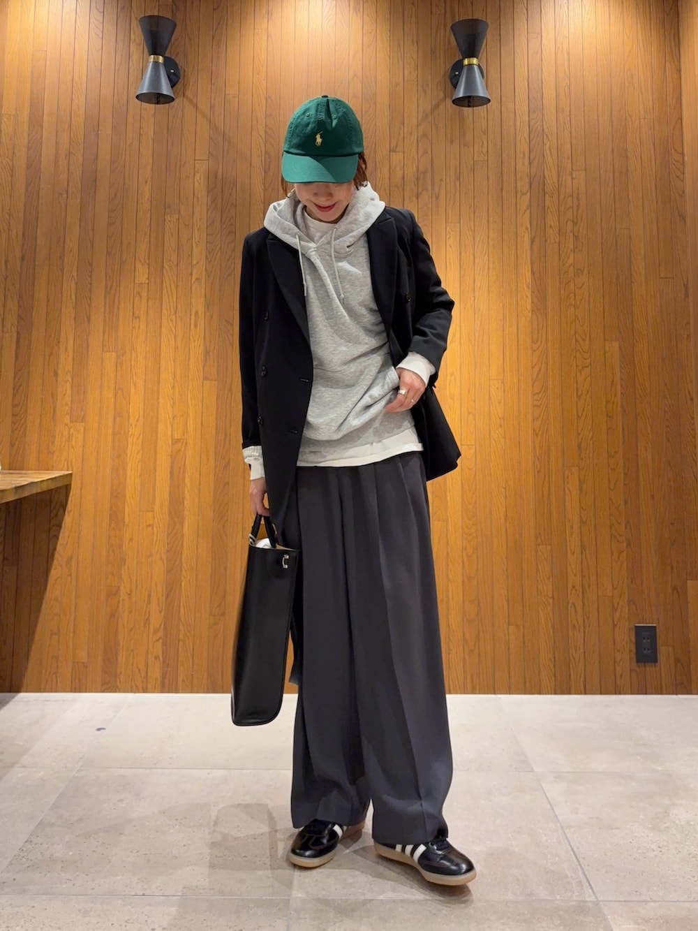 ブラック系のその他アウター、グレー系のパーカー、グレー系のその他パンツを着用したレディースの冬コーディネートの5枚目の写真