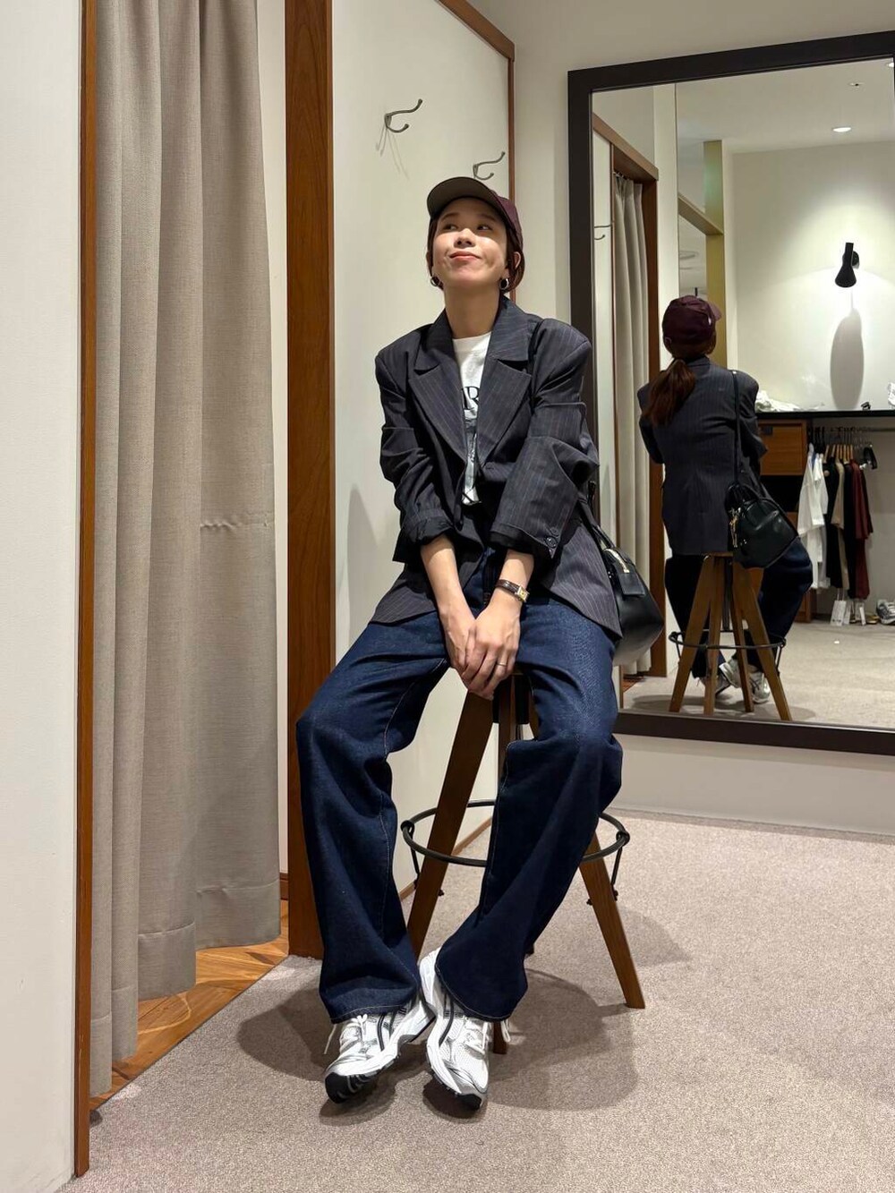 ブラック系のショルダーバッグ、ホワイト系のTシャツ/カットソーを着用したレディースの夏コーディネートの2枚目の写真