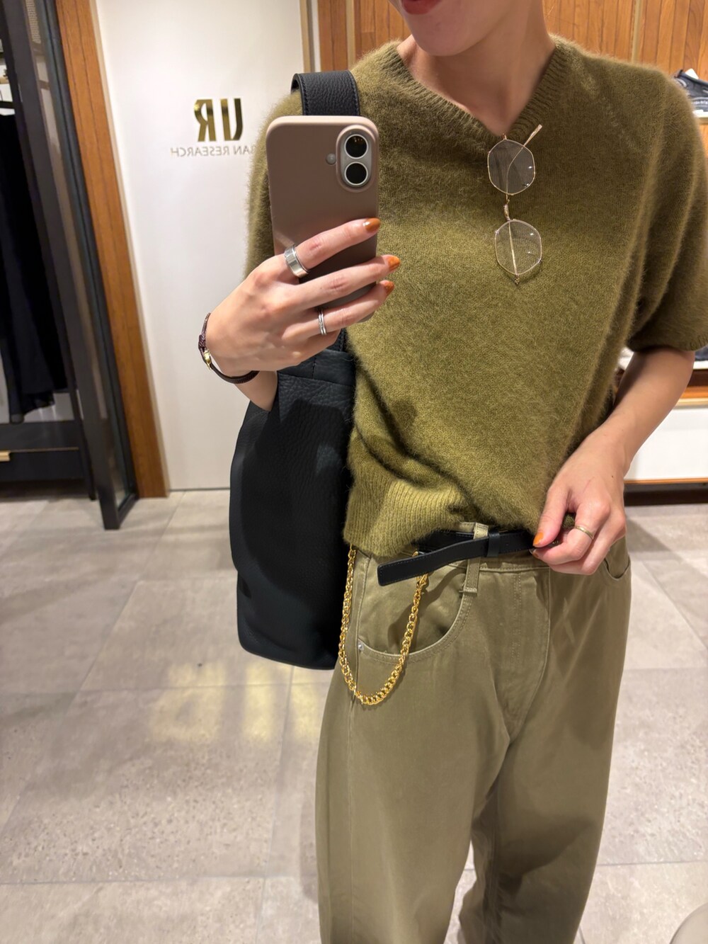 ブラック系のその他パンツ、グリーン系のニット/セーター、ブラック系のトートバッグを着用したレディースの夏コーディネートの3枚目の写真