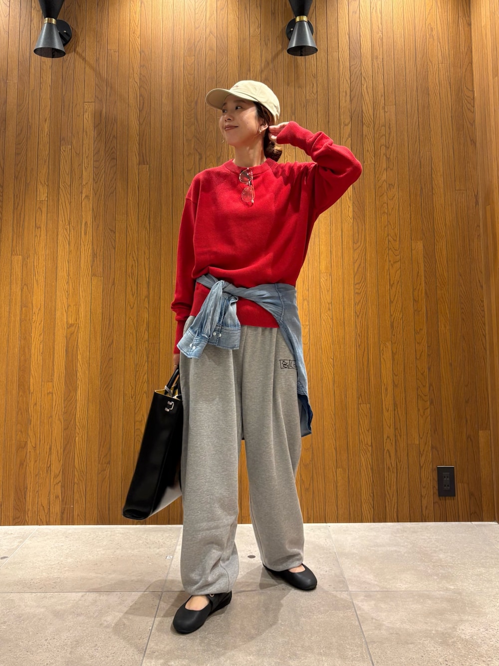 グレー系のその他アウター、ブルー系のシャツ/ブラウス、グレー系のその他パンツを着用したレディースの秋コーディネートの4枚目の写真