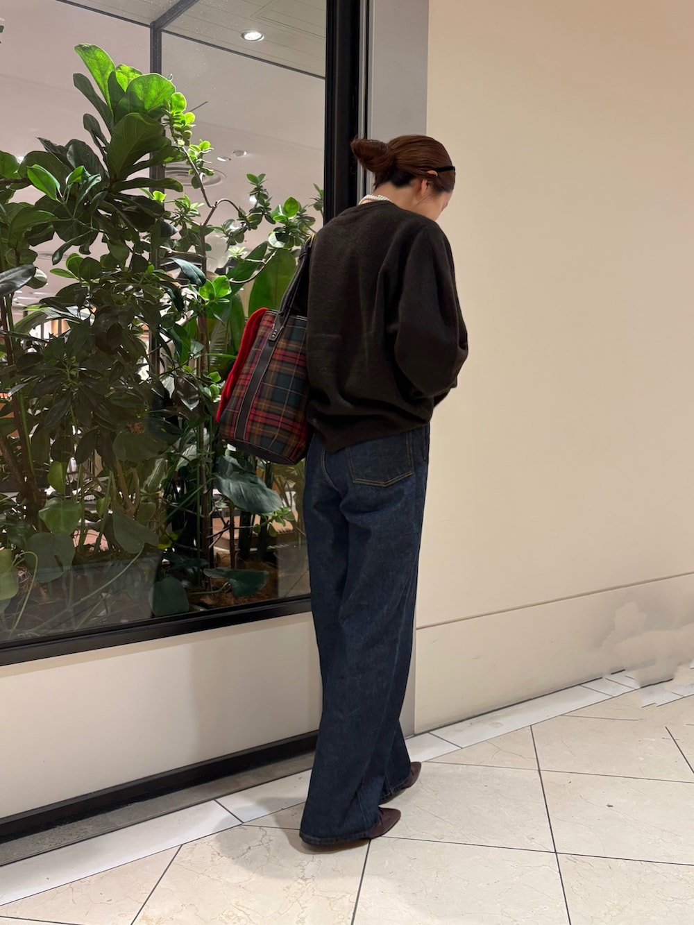 ブラウン系のニット/セーター、ブルー系のデニムパンツ、レッド系のパンプスを着用したレディースの秋コーディネートの8枚目の写真