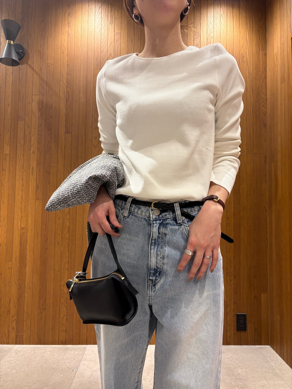 ブラック系のバレエシューズ、グレー系のデニムパンツ、ブラック系のハンドバッグを着用したレディースの冬コーディネートの8枚目の写真