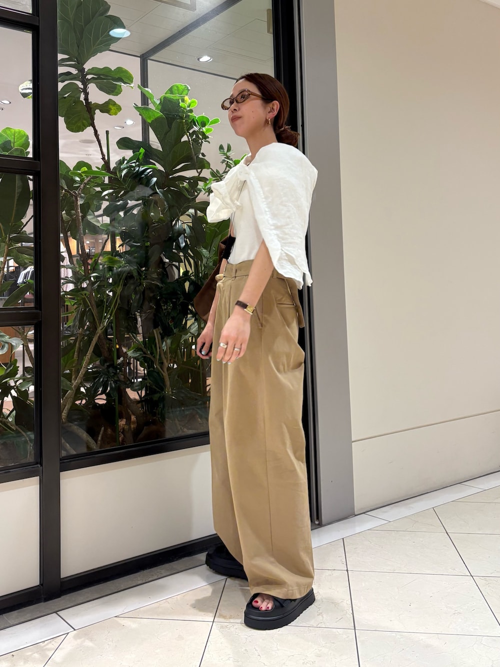 ベージュ系のその他パンツ、ホワイト系のシャツ/ブラウス、ブラック系のネックレスを着用したレディースの春コーディネートの2枚目の写真
