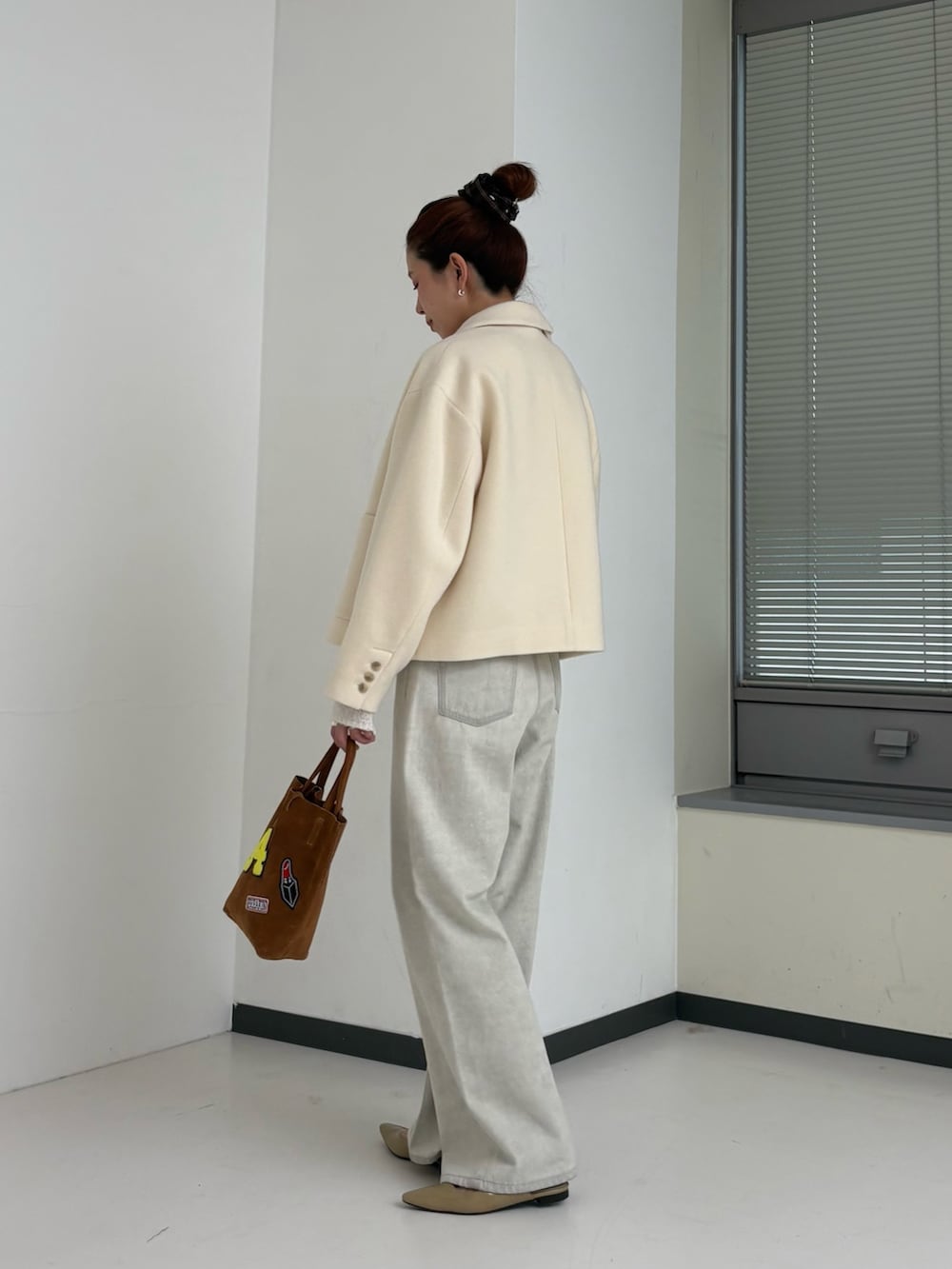 ホワイト系のその他アウター、ホワイト系のカーディガン/ボレロ、グレー系のデニムパンツを着用したレディースの秋コーディネートの2枚目の写真