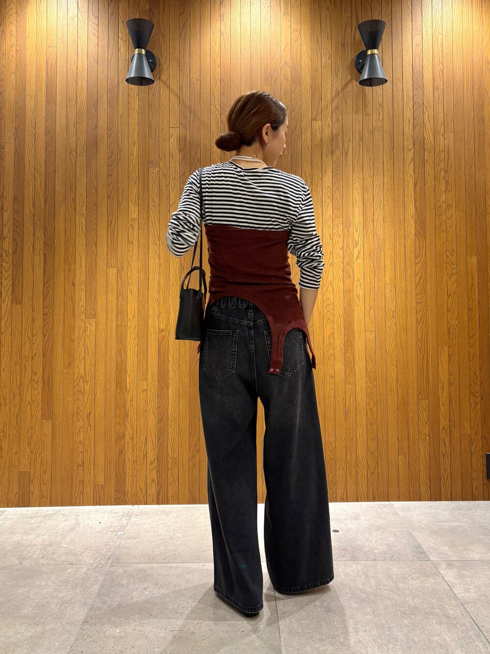 ブルー系のデニムパンツ、ブラック系のショルダーバッグ、その他のTシャツ/カットソーを着用したレディースの夏コーディネートの5枚目の写真