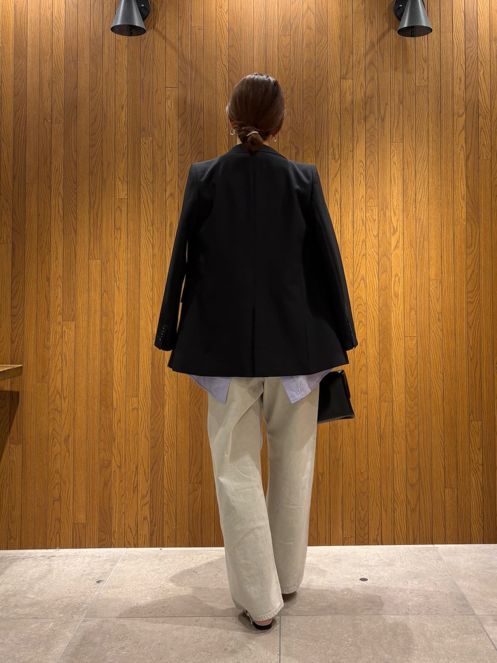 その他のシャツ/ブラウス、グレー系のデニムパンツ、シルバー系のパンプスを着用したレディースの冬コーディネートの4枚目の写真