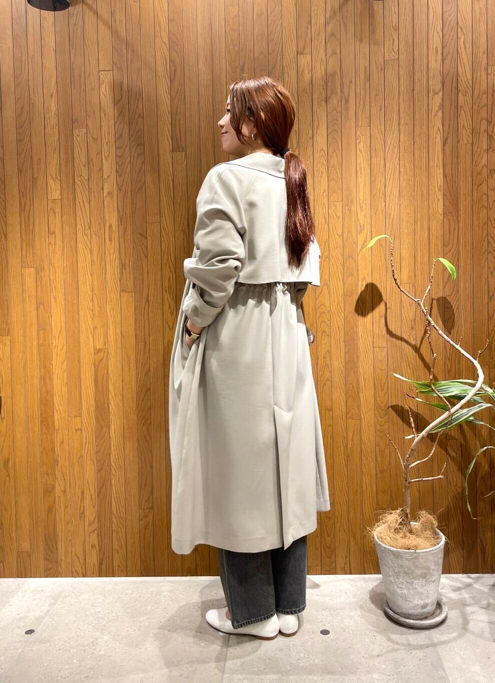 ブラック系のデニムパンツ、ブラック系のトートバッグ、ブルー系のスウェットを着用したレディースの冬コーディネートの3枚目の写真