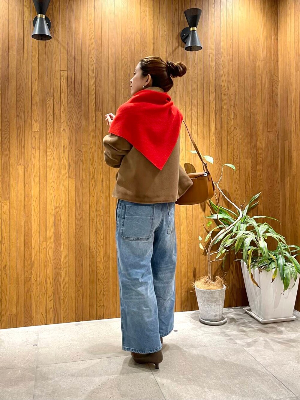 ホワイト系のニット/セーター、イエロー系のその他アウター、ブルー系のワンピースを着用したレディースの秋コーディネートの3枚目の写真