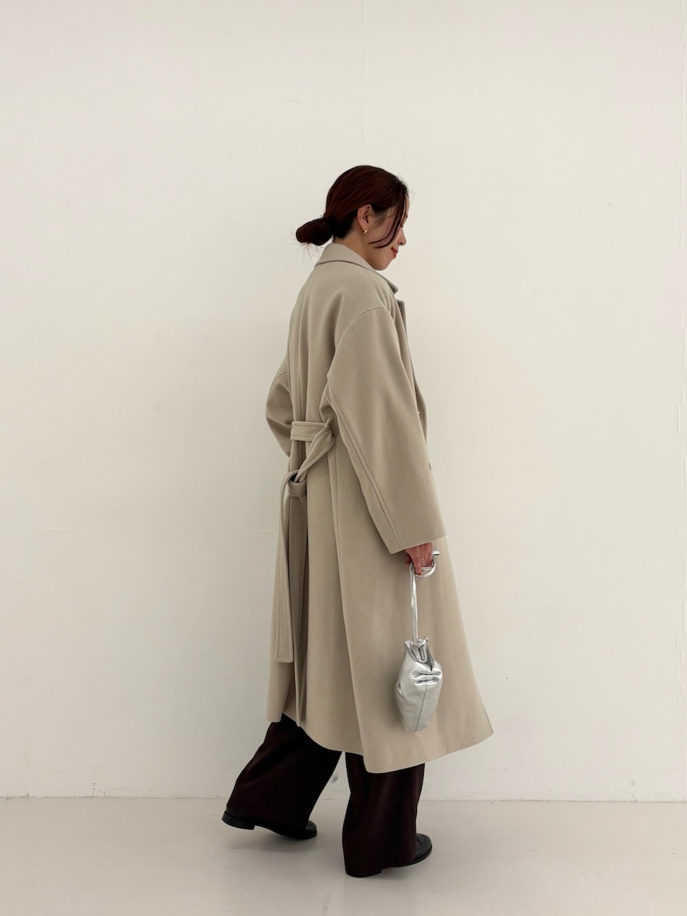 ブラウン系のその他パンツ、グリーン系のカーディガン/ボレロ、シルバー系のショルダーバッグを着用したレディースの秋コーディネートの3枚目の写真