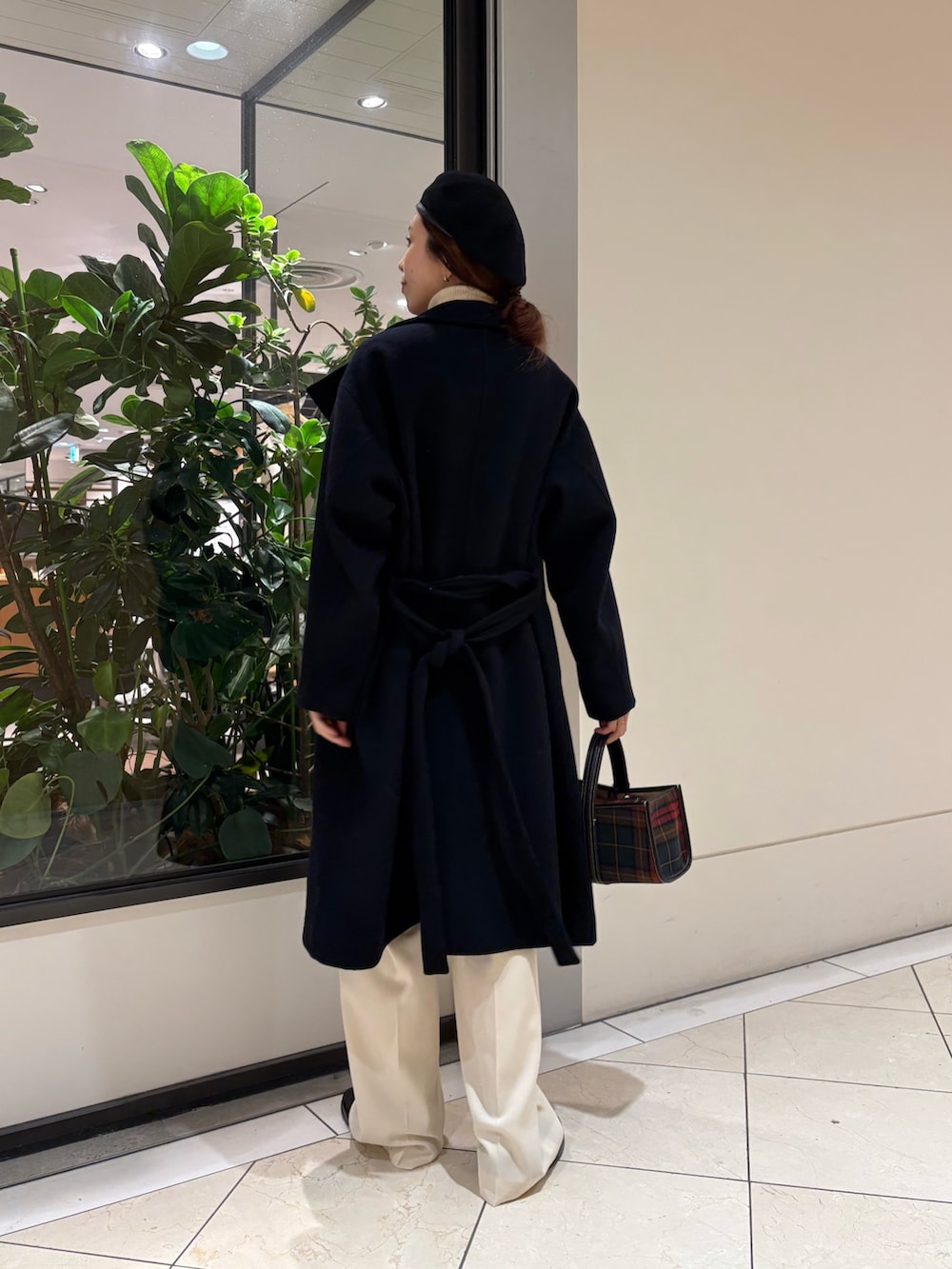 ホワイト系のその他パンツ、その他のハンドバッグ、ブラウン系のシャツ/ブラウスを着用したレディースの秋コーディネートの4枚目の写真