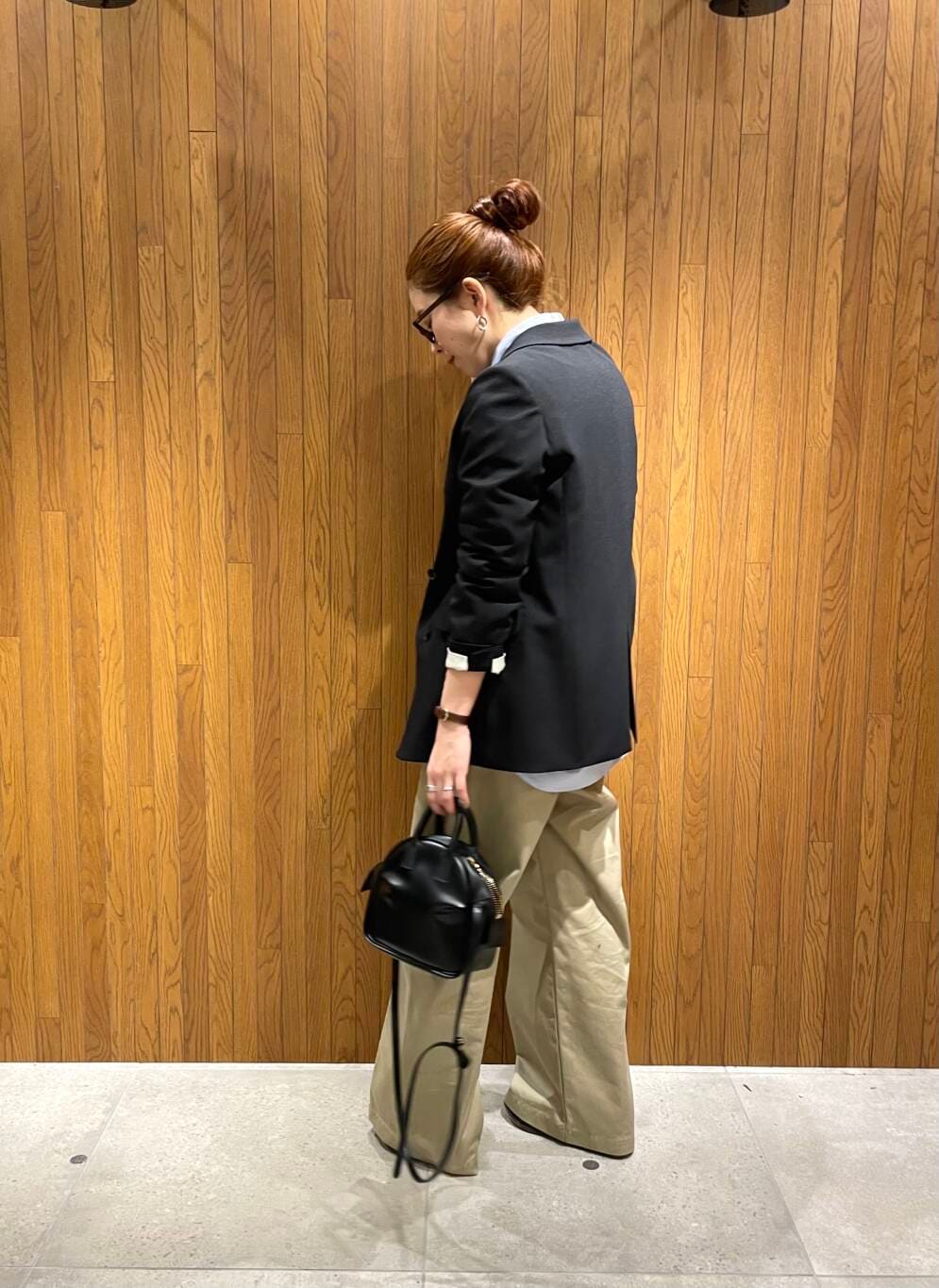 ベージュ系のその他パンツ、ブラック系のその他アウター、ベージュ系のスウェットを着用したレディースの冬コーディネートの3枚目の写真
