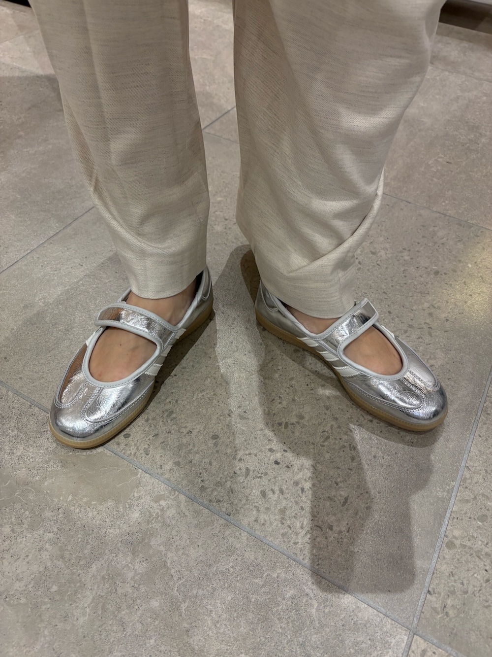 その他のカーディガン/ボレロ、ホワイト系のその他パンツ、オレンジ系のショルダーバッグを着用したレディースの秋コーディネートの7枚目の写真