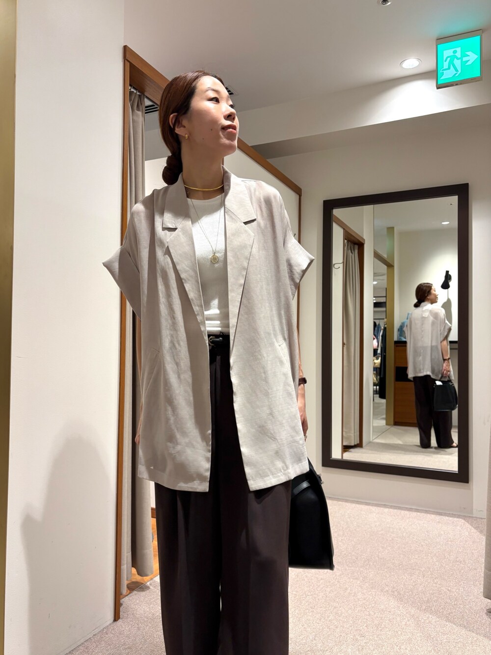 ベージュ系のその他アウター、ブルー系のその他パンツを着用したレディースの夏コーディネートの5枚目の写真