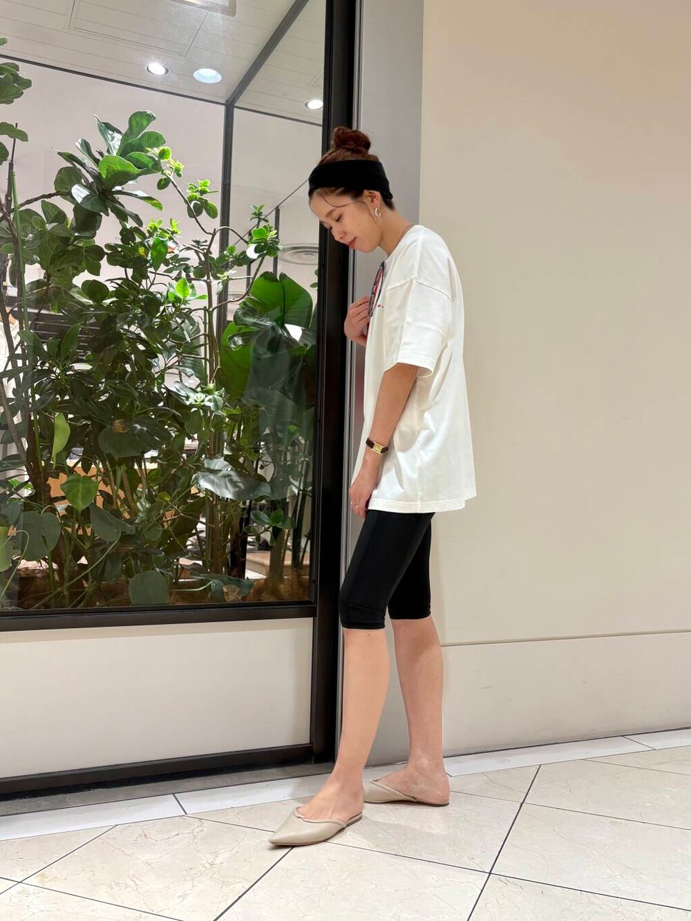 レッド系のショルダーバッグ、ホワイト系のTシャツ/カットソー、ブラック系の水着を着用したレディースの春コーディネートの4枚目の写真