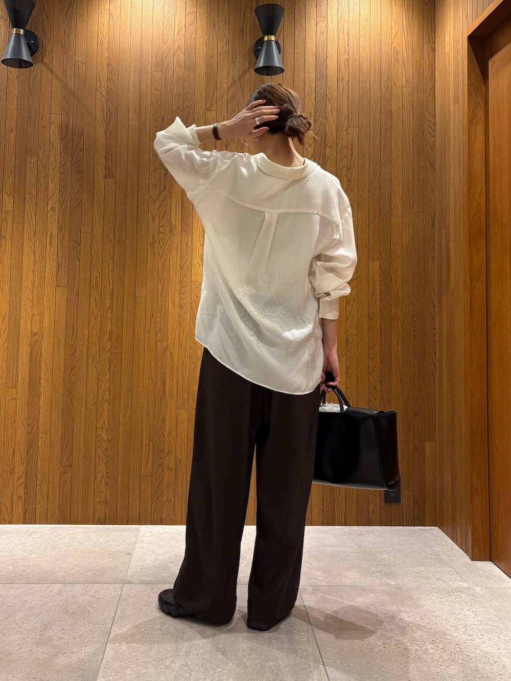 ブラウン系のその他パンツ、ブラック系のスニーカー、ブラック系のハンドバッグを着用したレディースの春コーディネートの3枚目の写真