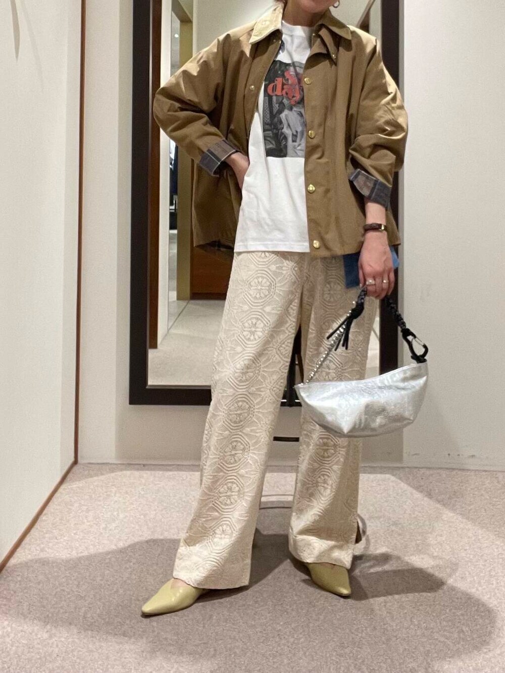 ベージュ系のその他アウター、その他のTシャツ/カットソー、ベージュ系のパンプスを着用したレディースの春コーディネートの2枚目の写真