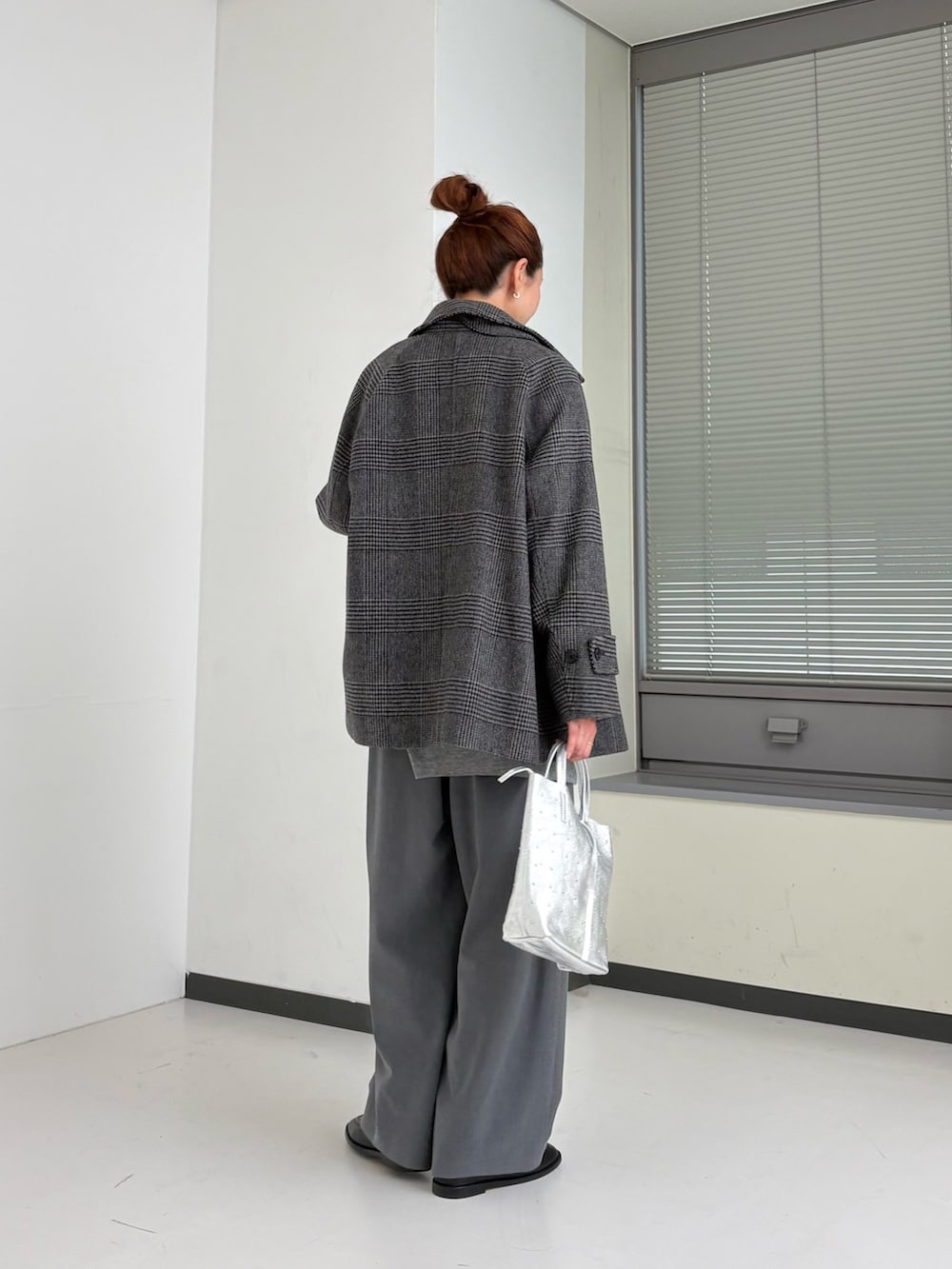 グレー系のニット/セーター、グレー系のニット/セーター、ホワイト系のTシャツ/カットソーを着用したレディースの秋コーディネートの4枚目の写真