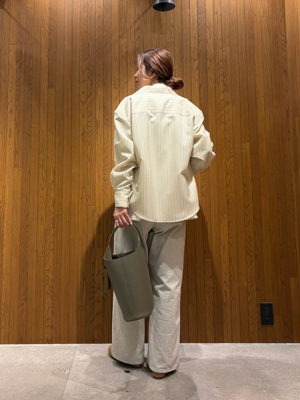 その他のシャツ/ブラウス、ホワイト系のシャツ/ブラウス、グレー系のデニムパンツを着用したレディースの冬コーディネートの4枚目の写真