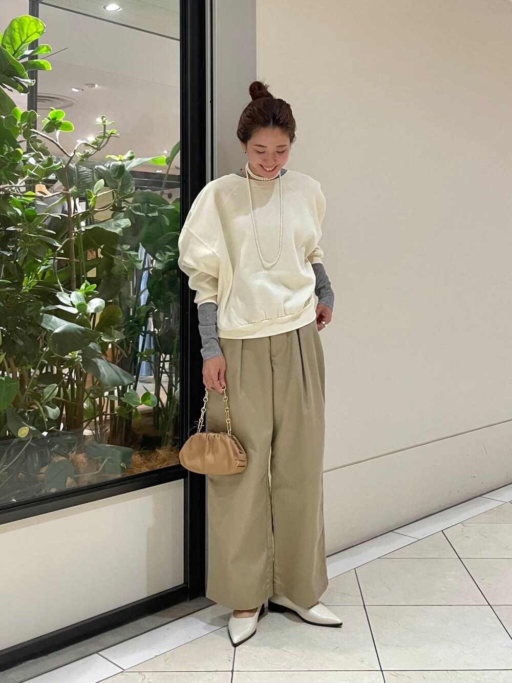 ベージュ系のその他パンツ、ホワイト系のその他シューズ、ホワイト系のTシャツ/カットソーを着用したレディースの秋コーディネートの3枚目の写真
