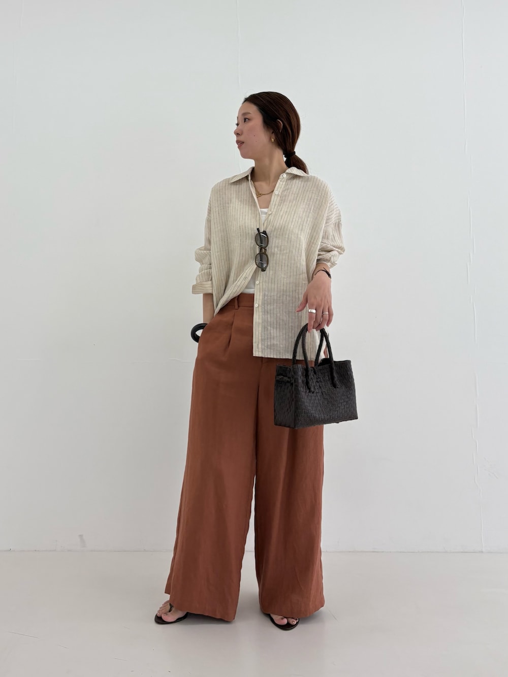ベージュ系のシャツ/ブラウス、ブラウン系のその他パンツ、ブラウン系のトートバッグを着用したレディースの夏コーディネートの6枚目の写真