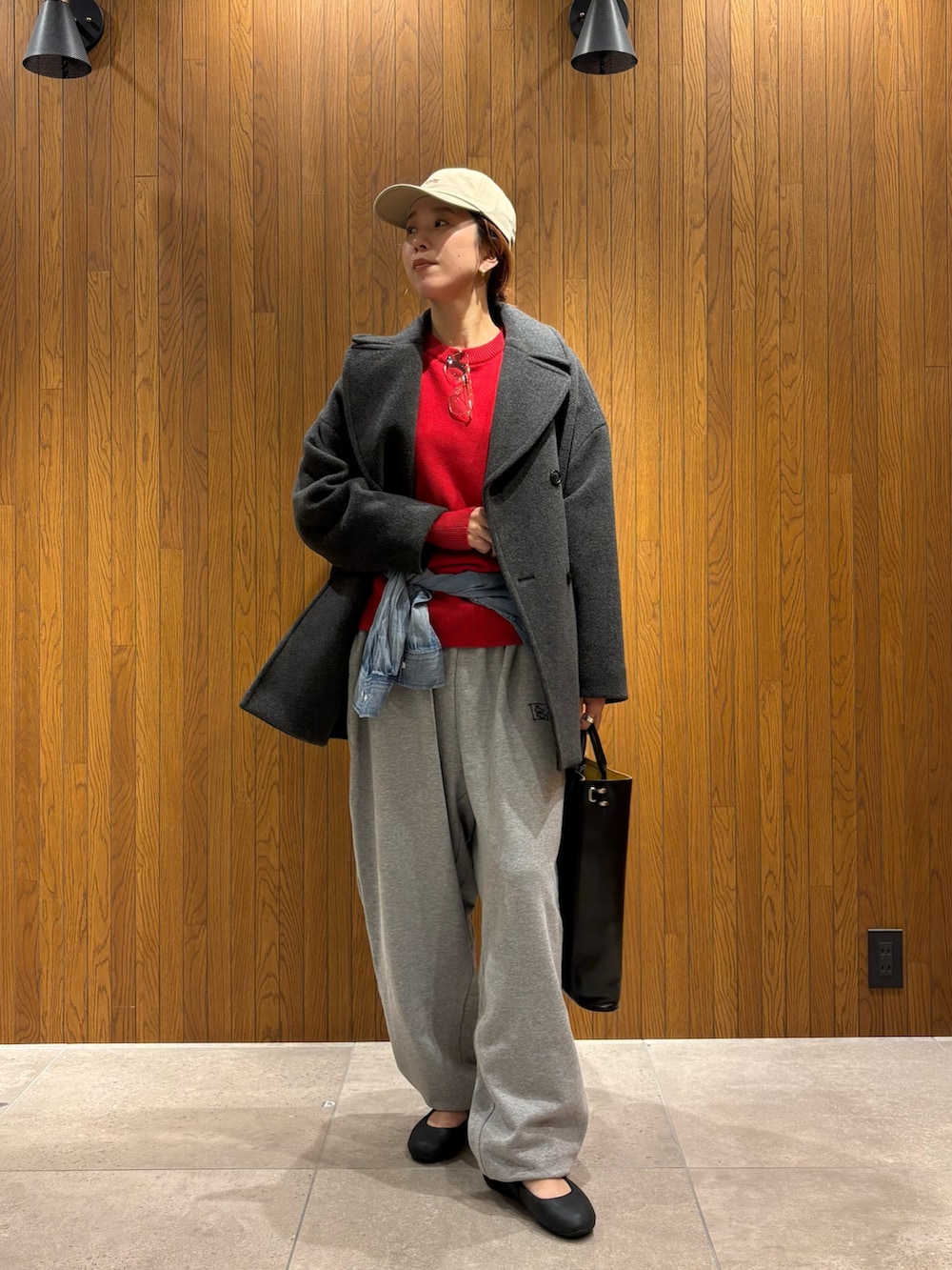 グレー系のその他アウター、ブルー系のシャツ/ブラウス、グレー系のその他パンツを着用したレディースの秋コーディネートの3枚目の写真