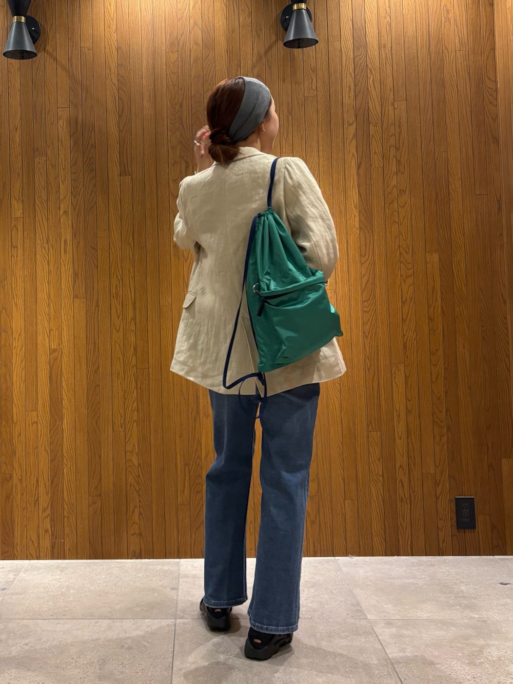 ベージュ系のその他アウター、ホワイト系のキャミソール、その他のTシャツ/カットソーを着用したレディースの春コーディネートの3枚目の写真