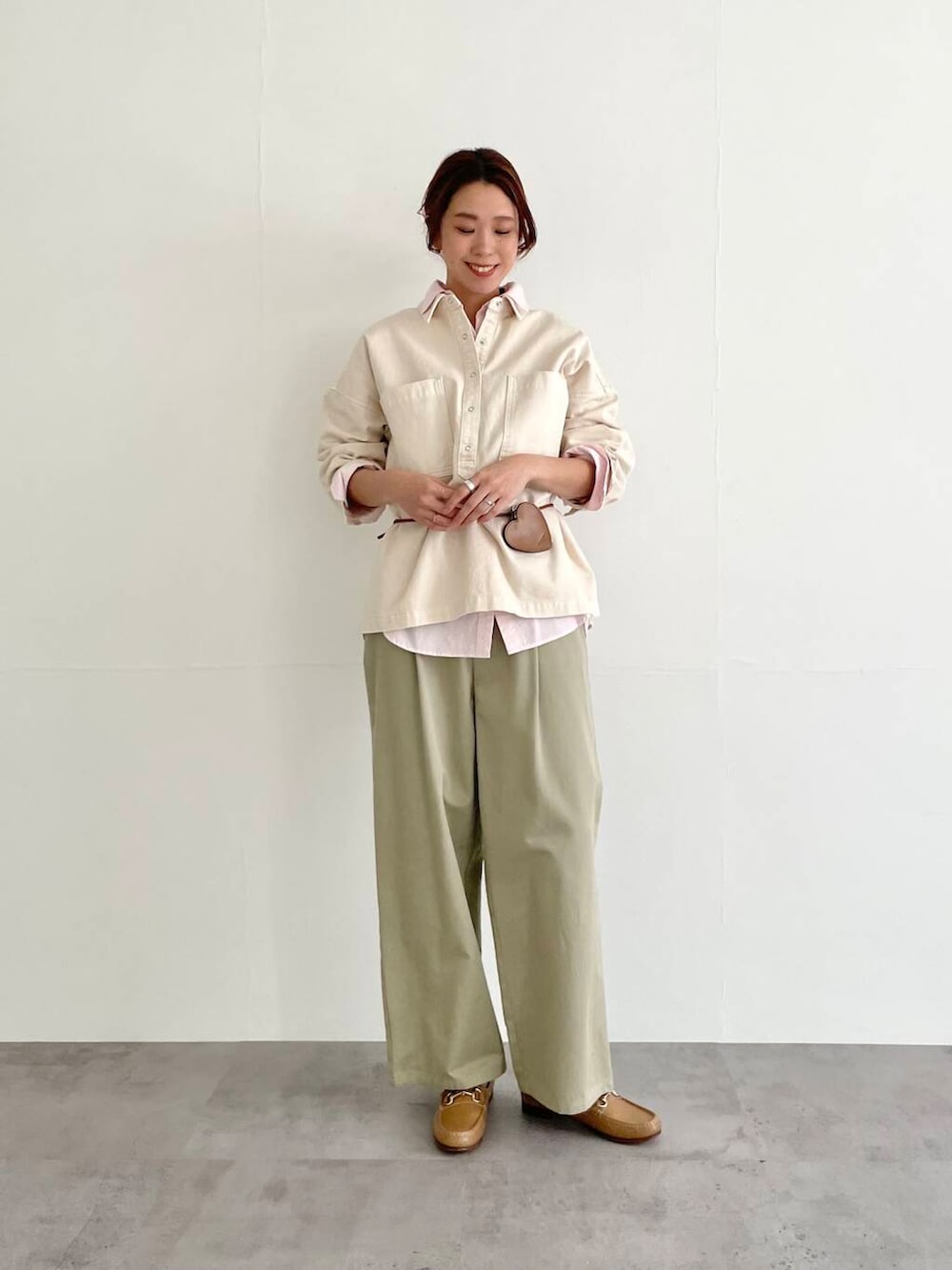 ベージュ系のその他パンツ、ピンク系のシャツ/ブラウス、ホワイト系のシャツ/ブラウスを着用したレディースの冬コーディネートの2枚目の写真