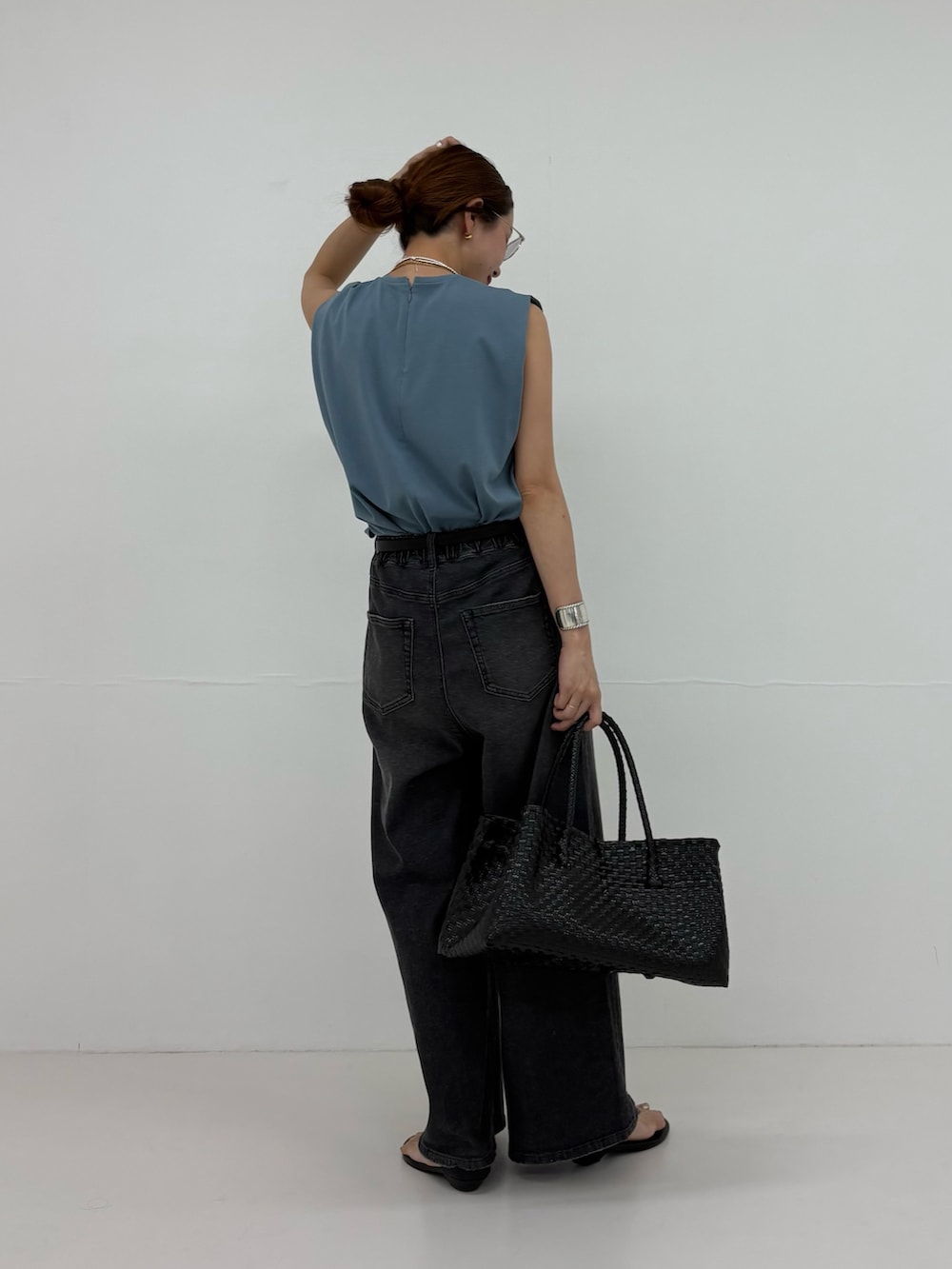 ブルー系のTシャツ/カットソー、ブラック系のトートバッグ、ブラック系のサンダルを着用したレディースの夏コーディネートの3枚目の写真