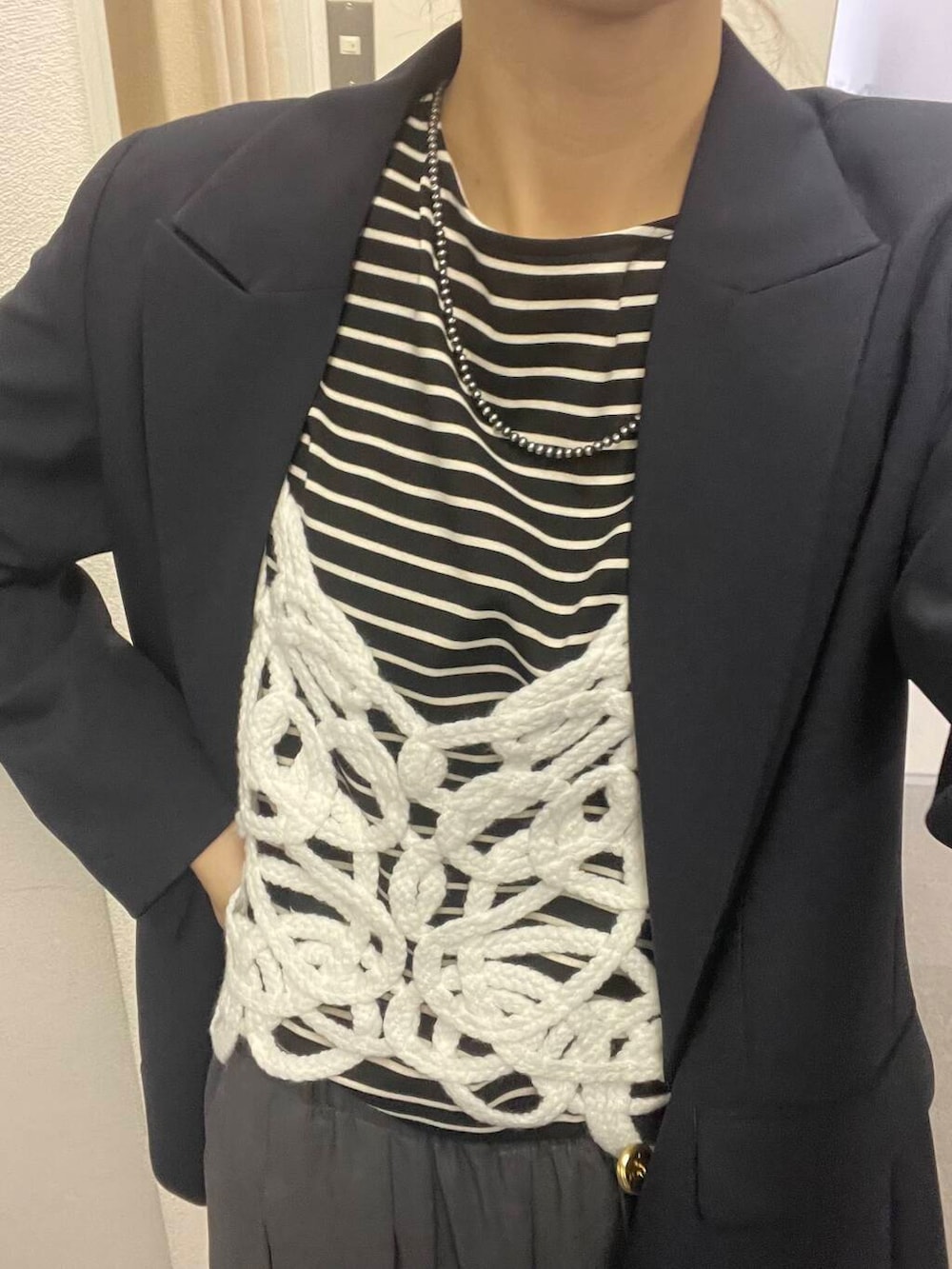 ブラック系のTシャツ/カットソー、グレー系のその他パンツ、ブルー系のその他アウターを着用したレディースの冬コーディネートの6枚目の写真