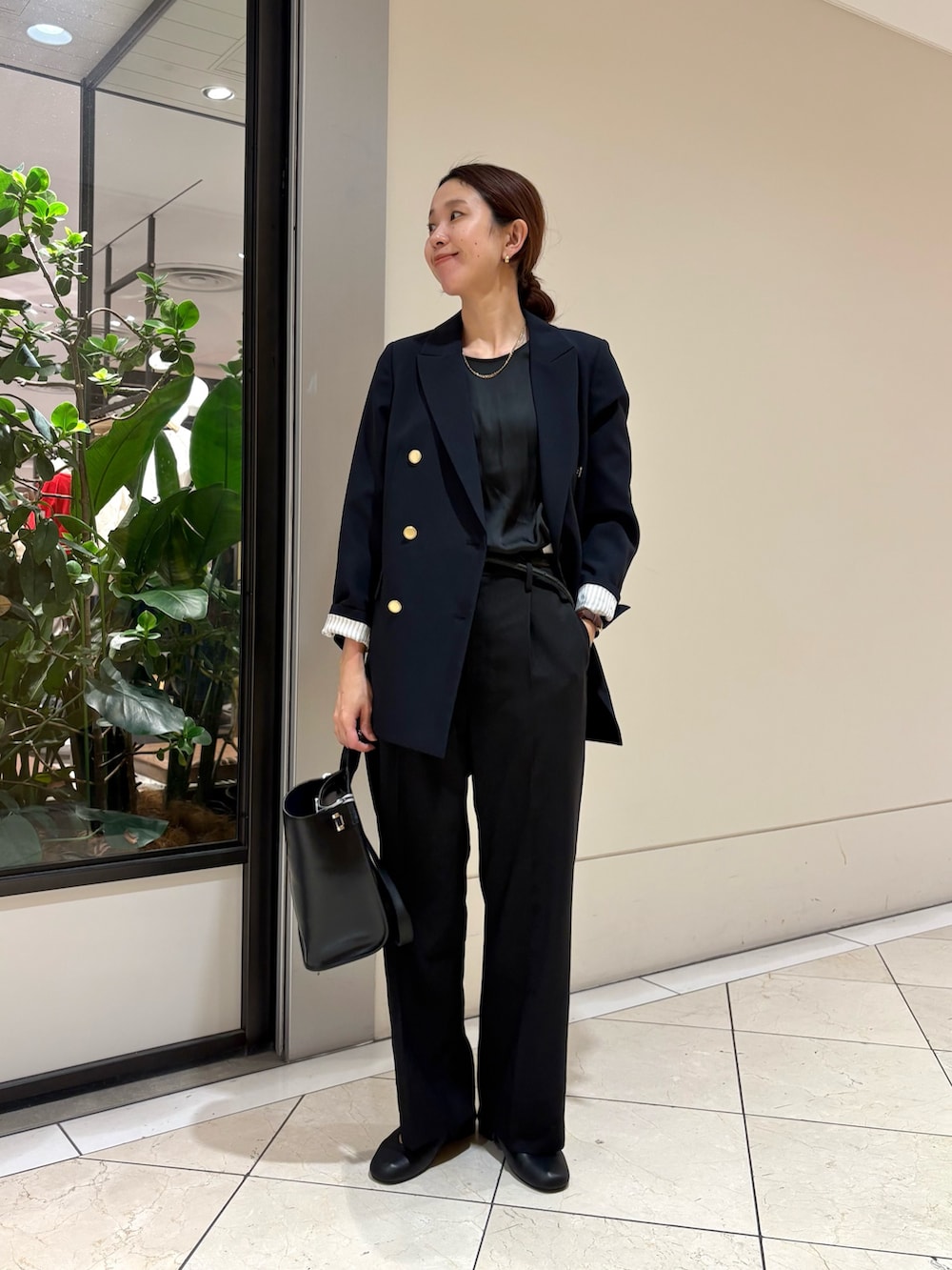 ブラック系のシャツ/ブラウス、ブラック系のその他パンツ、ブルー系のその他アウターを着用したレディースの冬コーディネートの4枚目の写真